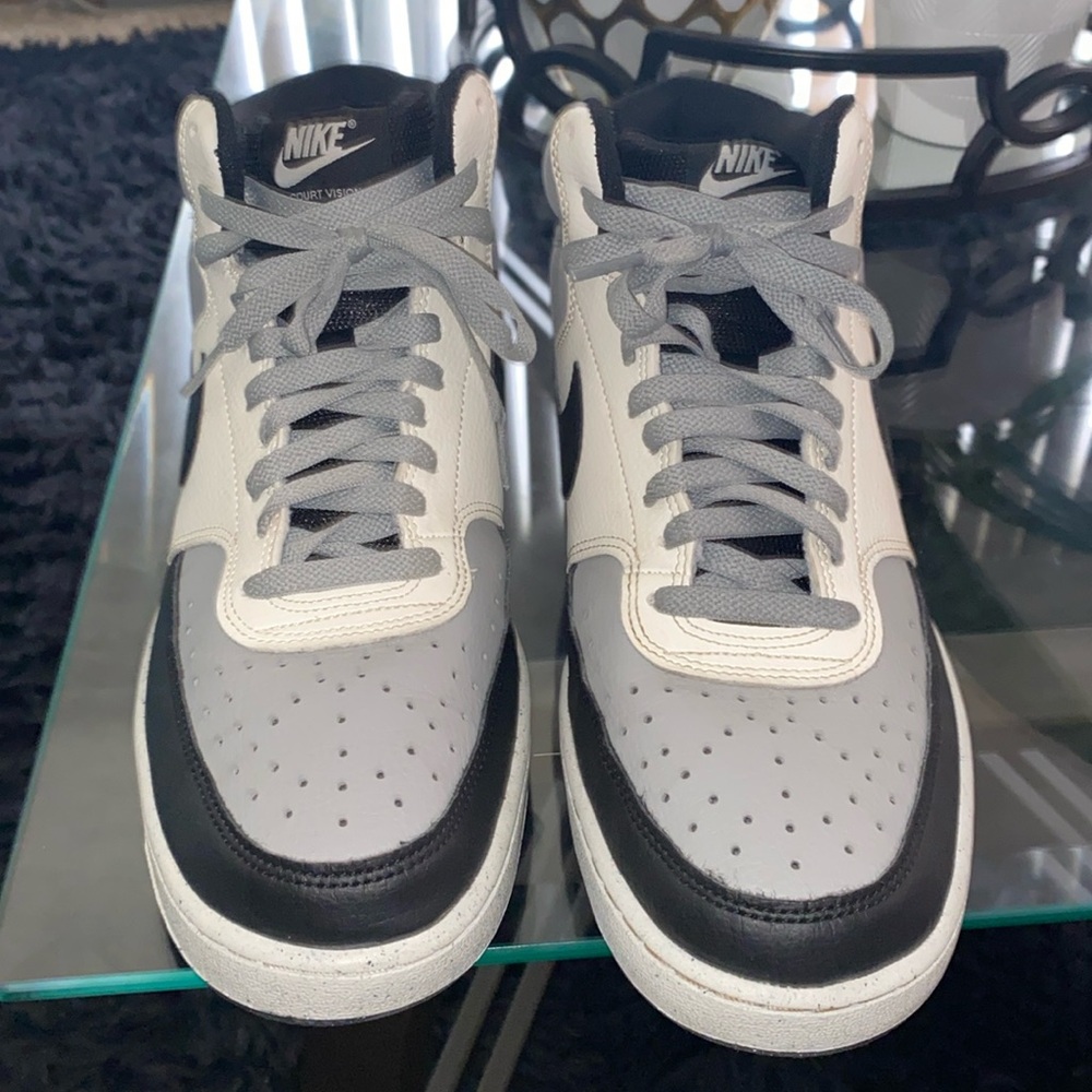 Men Nike sneakers size (10).